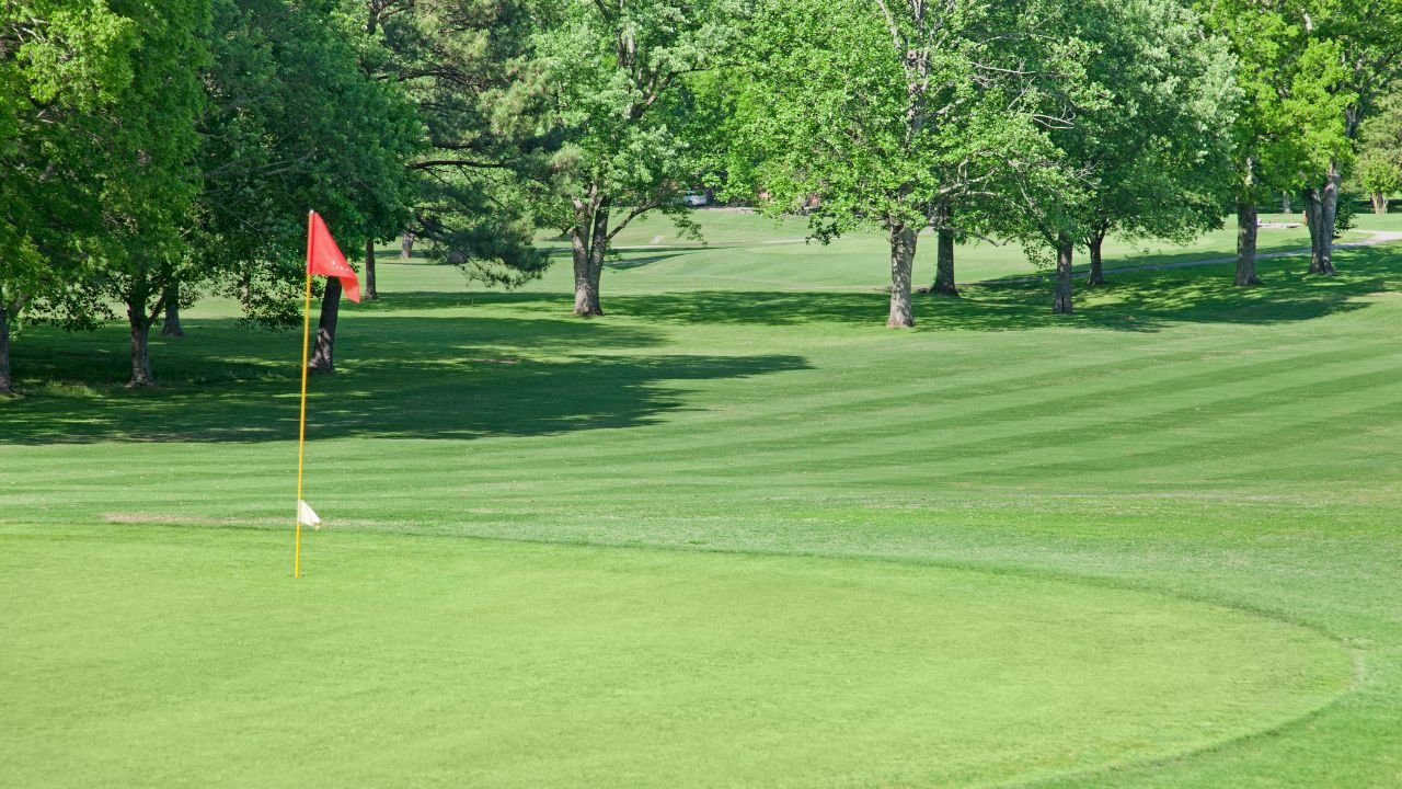 How much does it cost to build a 18-hole golf course in Florida